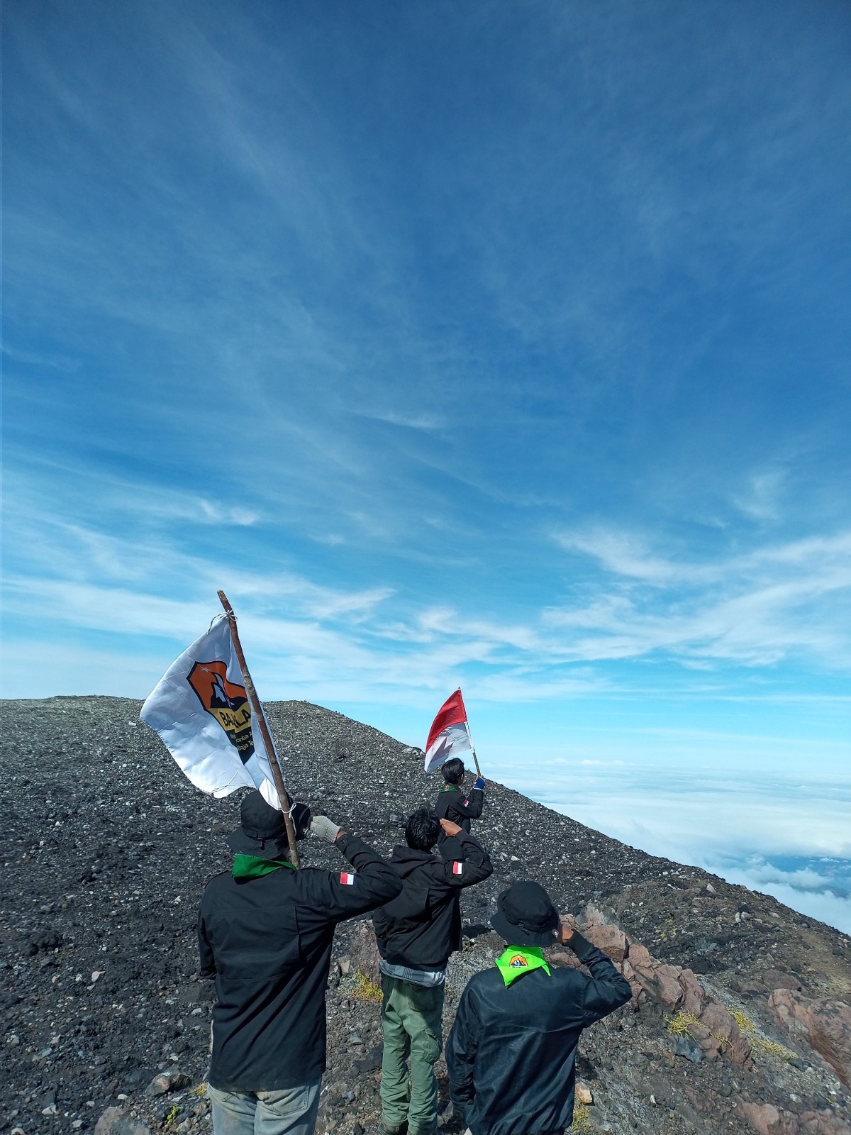 Pengibaran Bendera Merah Putih: UKM Mapala Bajapala Merayakan Hari Kemerdekaan Indonesia di Puncak Gunung!