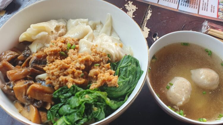 Menjelajahi Cita Rasa Wisata Kuliner Siang Hari di Kawasan Pasar Gede Solo