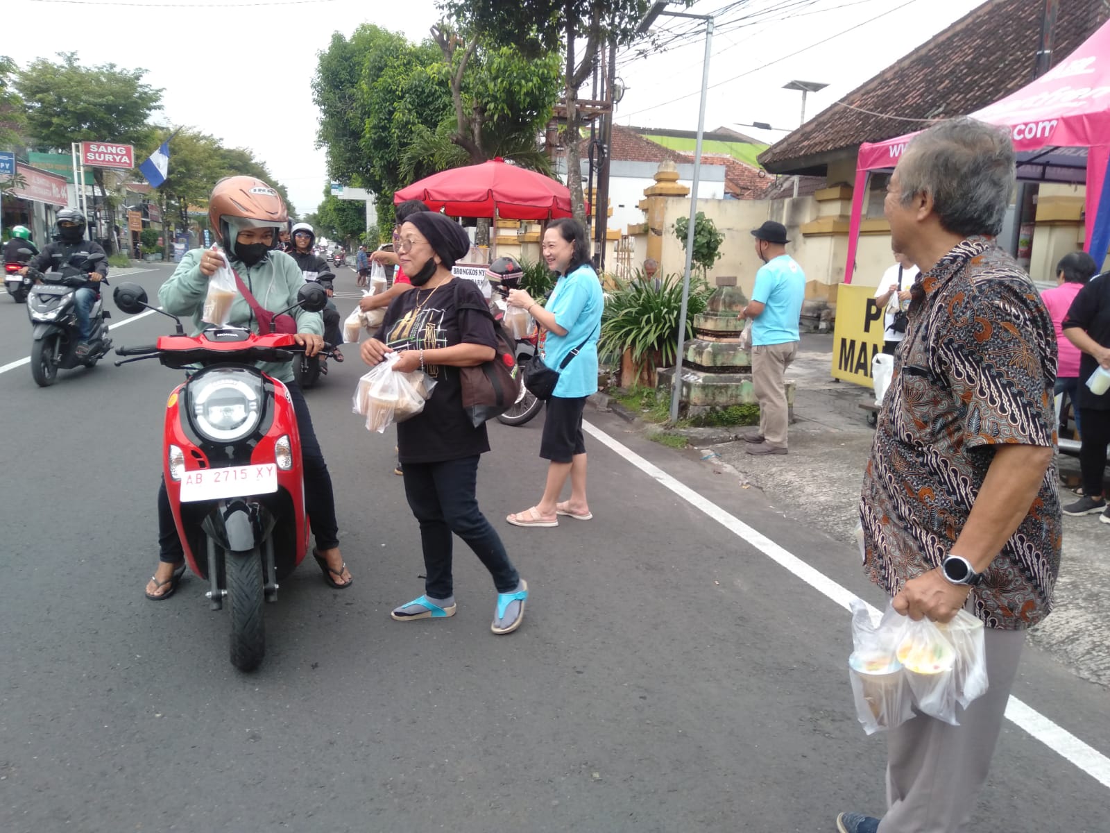 Wujud Cinta dan Perhatian, Komunitas Katolisitas Gereja Pugeran Yogyakarta Bagikan Takjil Ramadan 