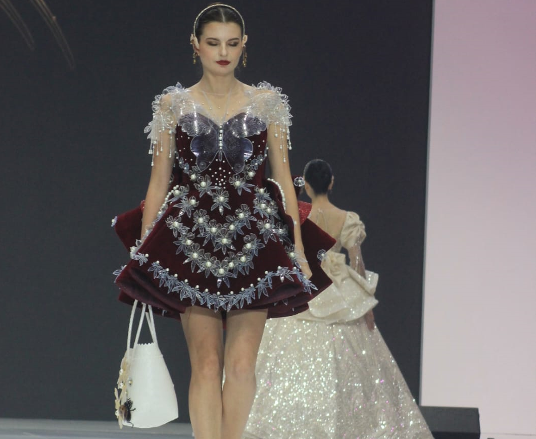 Desainer Caca Candrika Sulap Limbah Galon Air Mineral Jadi Gaun Pesta dan Pengantin Mewah