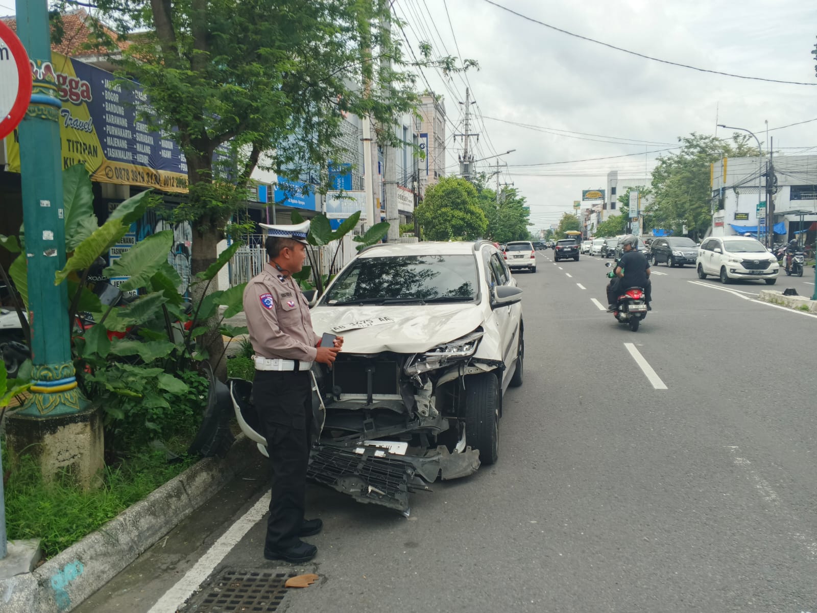 Mobil Hilang Kendali Diduga Micro Sleep, Tabrak Motor di Kawasan Tugu Yogyakarta
