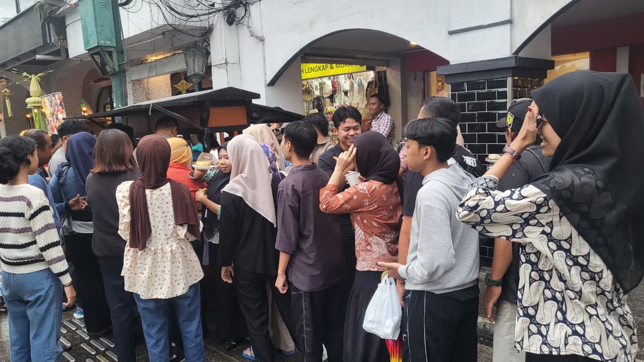 Angkringan Gratis Malioboro Diserbu Warga dan Wisatawan, Ribuan Porsi Nasi Kucing Ludes Sekejap