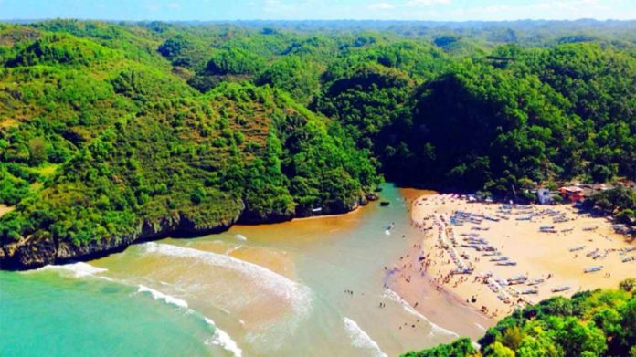 Kunjungi Destinasi Wisata Terbaru 2024 Pantai Baron Yogyakarta, Berbentuk U dan Diapit Tebing Karang