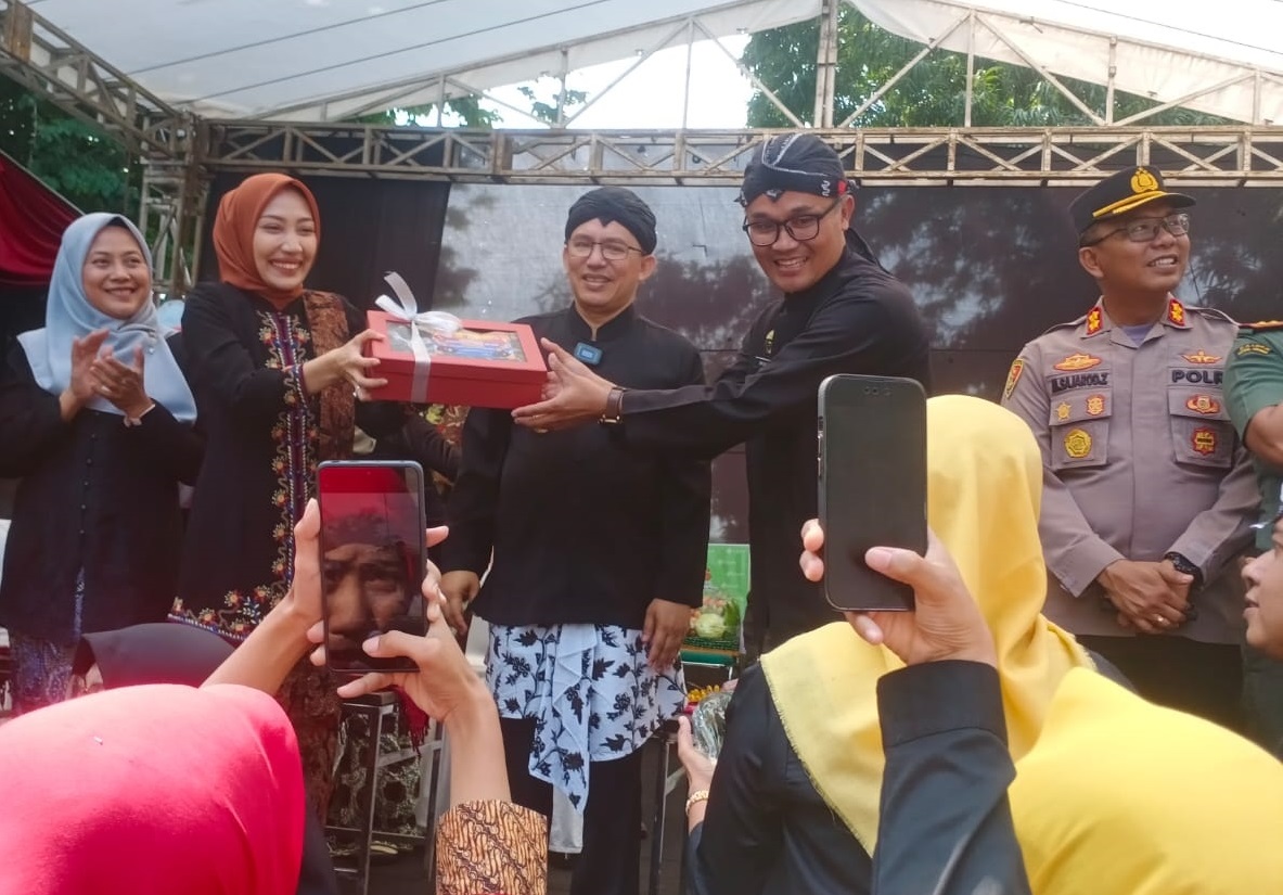 Pawai Karnaval HUT Kabupaten Tegal, Dinas Koperasi UKM Perdagangan Berikan Produk UMKM Binaan hingga Palawija