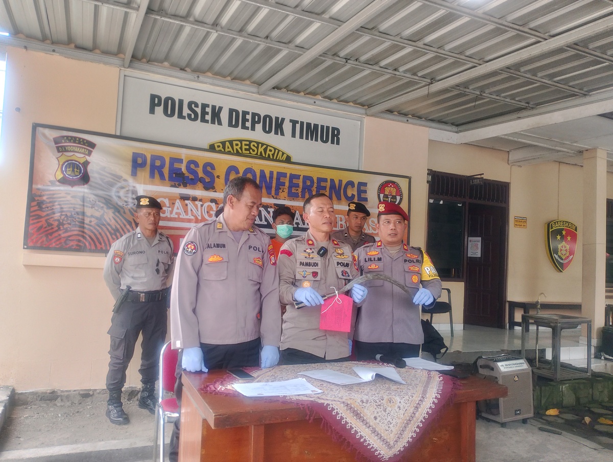 Patroli Dini Hari, Polsek Depok Timur Bekuk Dua Pemuda Bawa Celurit di Maguwoharjo