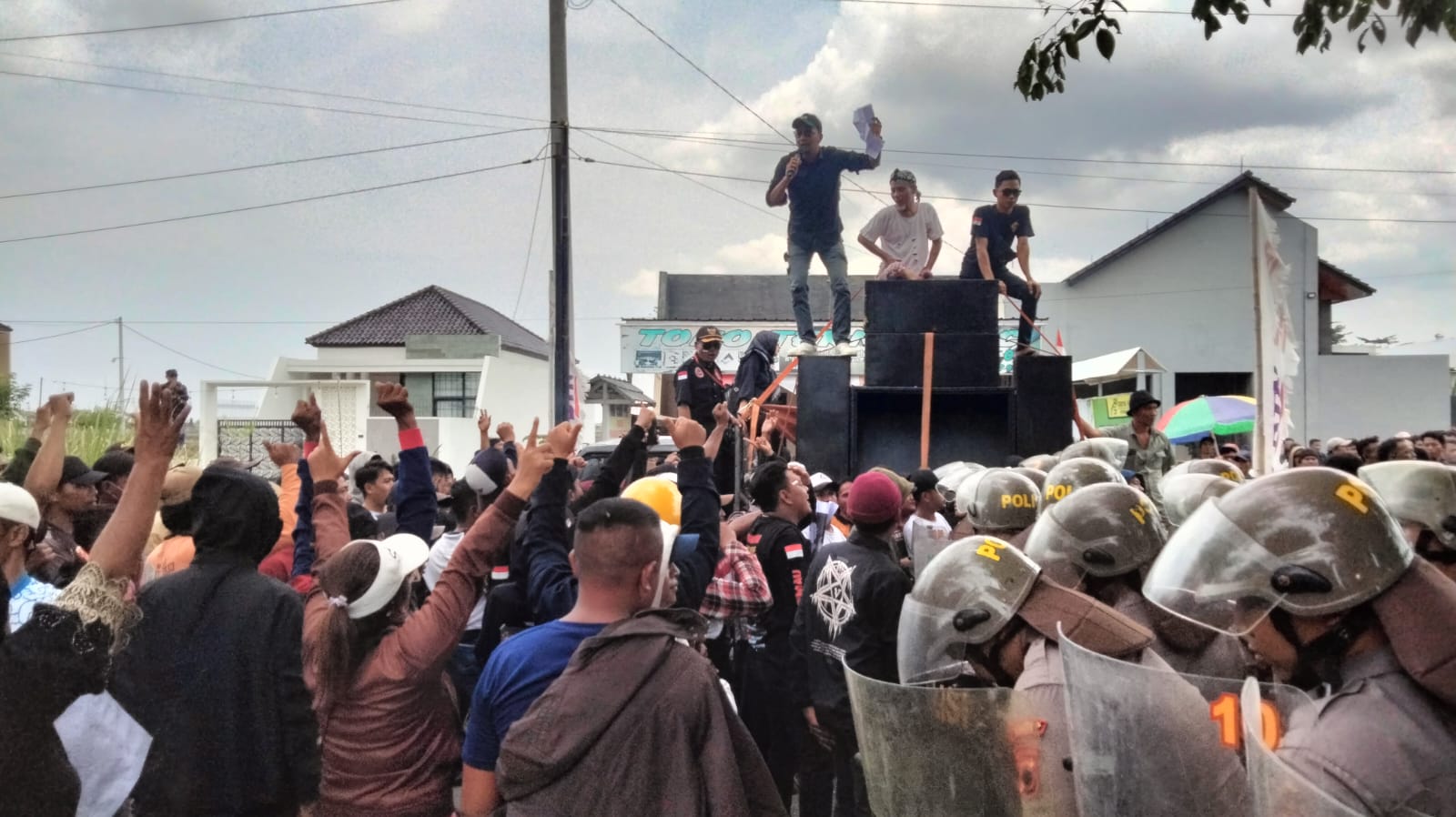 Masa Tenang, Aksi Demonstrasi Desak Komisioner KPU Brebes Mundur Diwarnai Ricuh