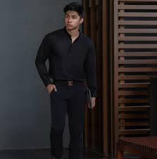 Ide Referensi Style Busana Kemeja Hitam Pria, Tampil Keren dan Menawan Bikin Ganteng Maksimal