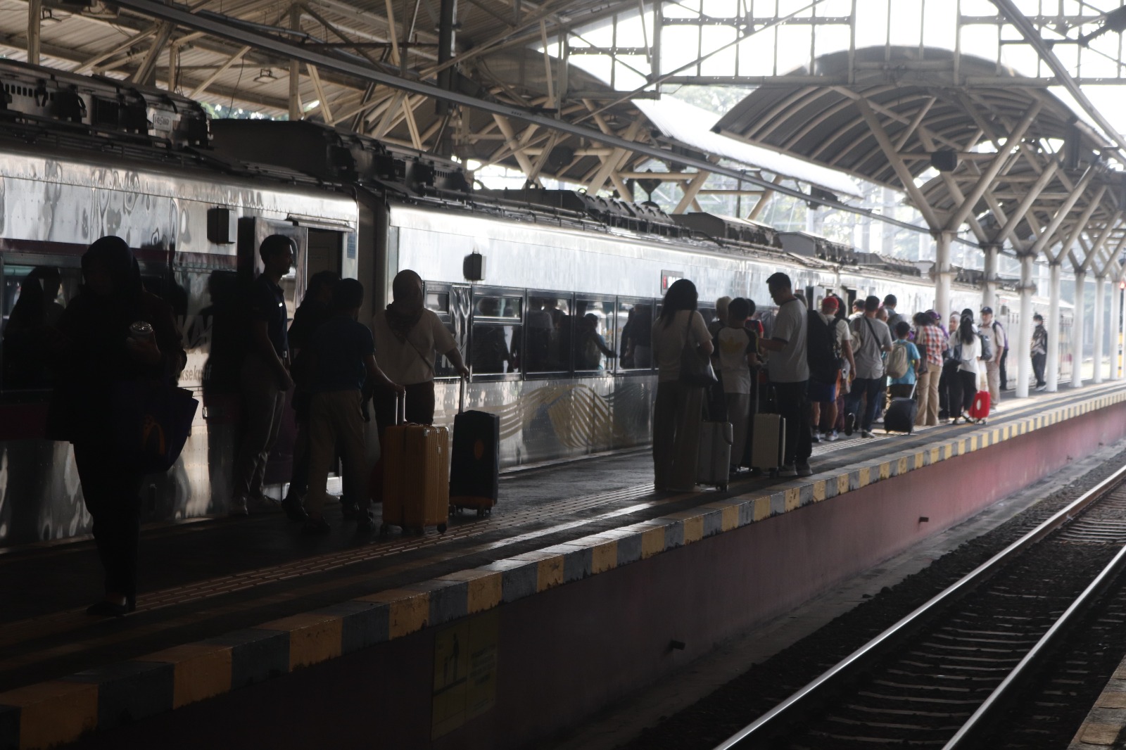 Penumpang Libur Sekolah Capai 20 Ribu per Hari, Stasiun Tugu dan Solo Balapan Tambah 4 Kereta Api