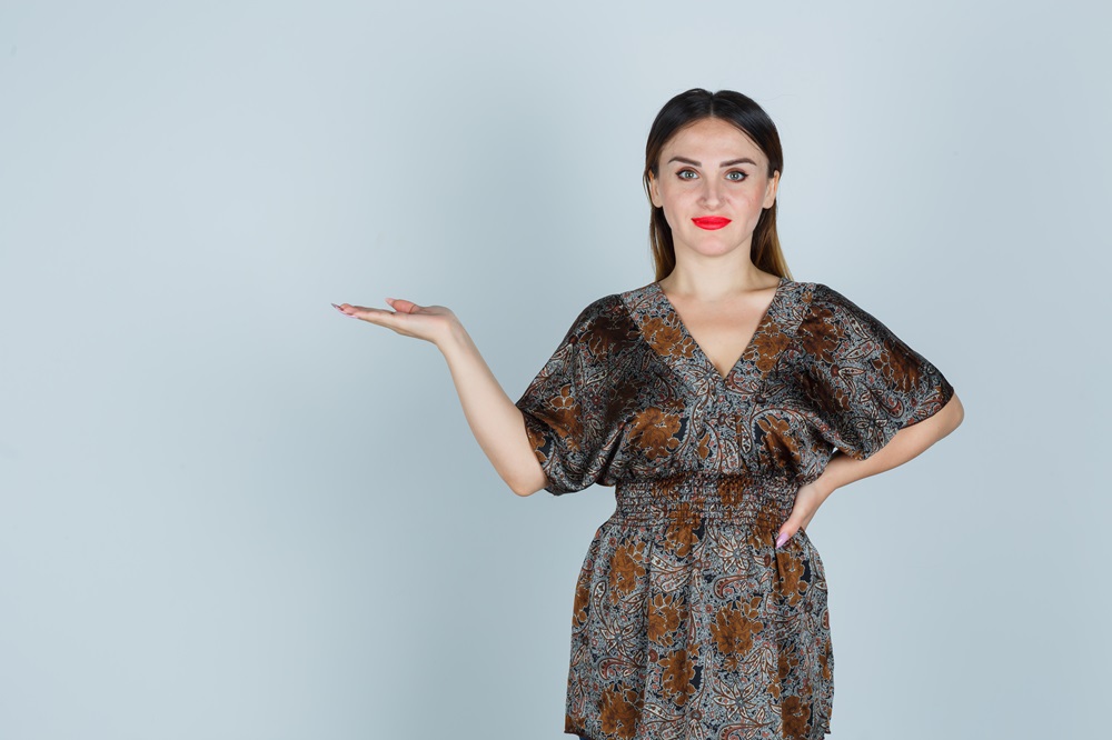 Tetap Modis Percaya Diri, Inilah 8 Model Baju Batik Wanita Gemuk untuk Tampilan Tampak Langsing