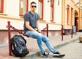 Simak Gaya Outfit Pria Nuansa Streetwear Patut Kamu Coba, Cocok Untuk Anak Muda Casual dan Trendi