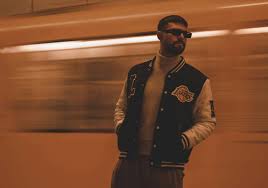 Inspirasi Styling Fashion Pria Mix And Match Jaket Varsity, Ala Boyband Korea Makin Kasual Dan Stylish