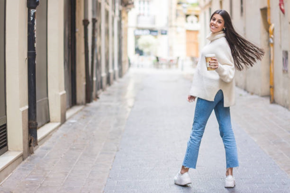 Minimalis dan Modis, Simak Ide Outfit Jalan-jalan yang Simpel untuk Wanita Hijab dan Non Hijab
