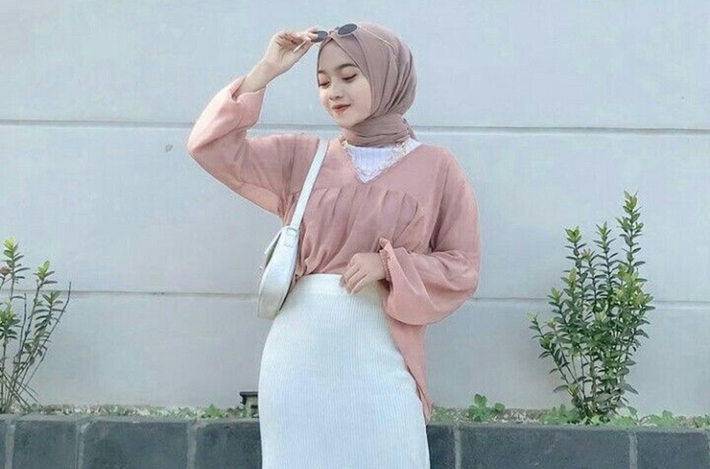 Dari Gaya Feminin Hingga Elegan, Inilah 6 Padu Padan Rok Span Plisket Putih yang Simple