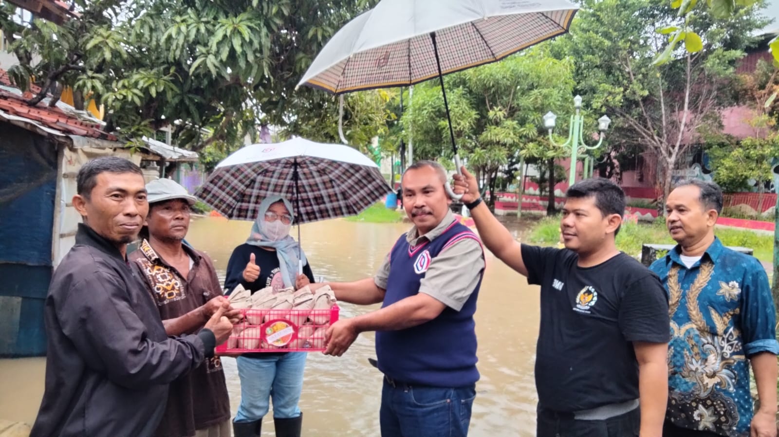 Perumda BPR Bank Brebes Kolaborasi Dengan Garda 45 Distribusikan Ratusan Ponggol Untuk Korban Banjir