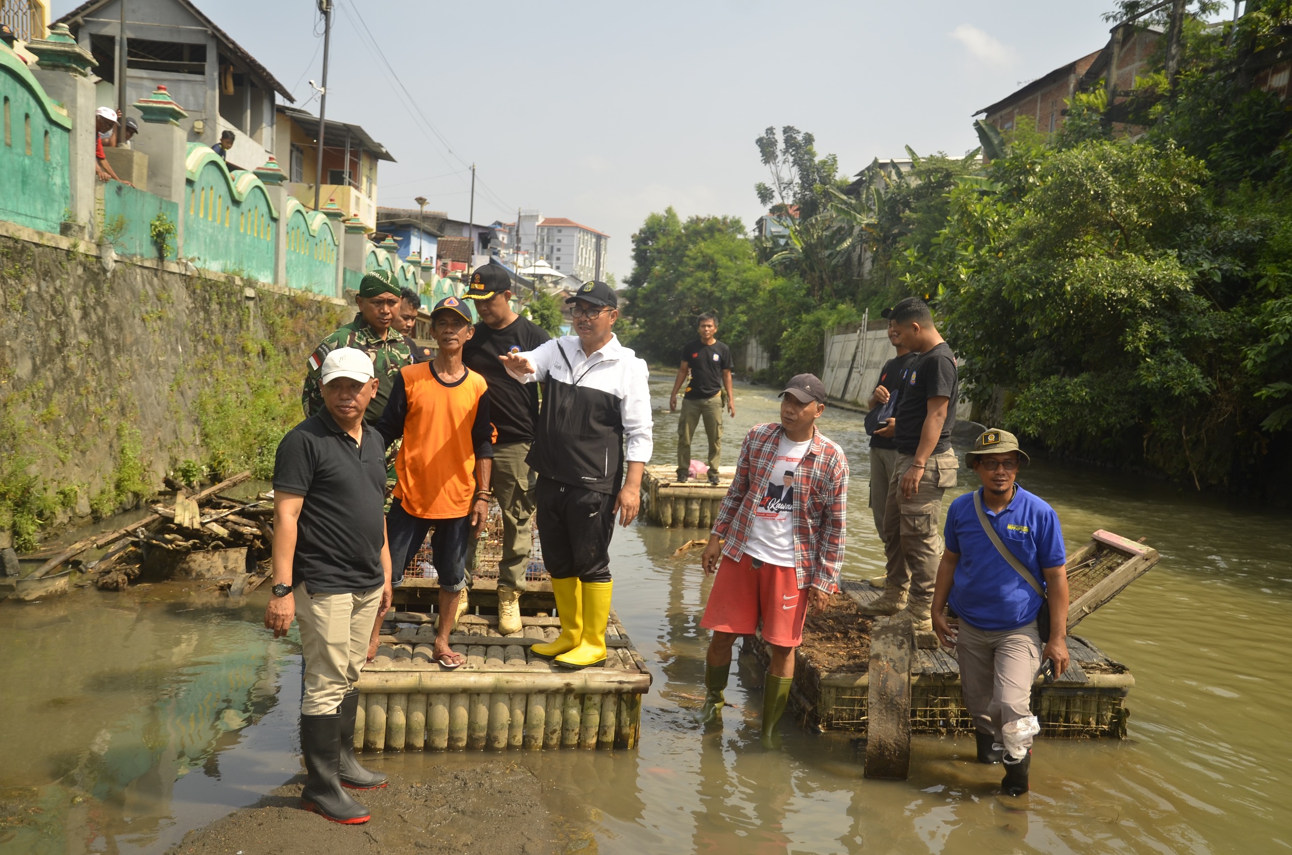 Demi Sungai Code Bersih, Warga Kompak Bongkar Keramba Ikan dan Bersihkan Endapan