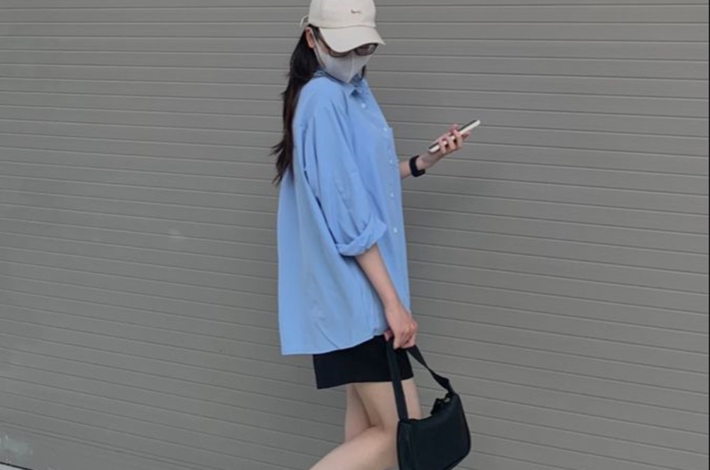 7 Inspirasi Gaya Hits OOTD Wanita Tomboy Pakai Celana Pendek, Cek Disini