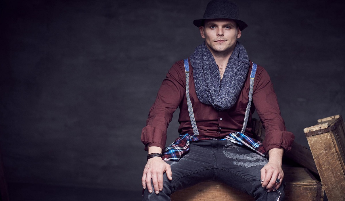 4 Gaya Fashion Retro 90an yang Minimalis dan Jadi Inspirasi Pria Masa Kini, Cek Lengkapnya Disini