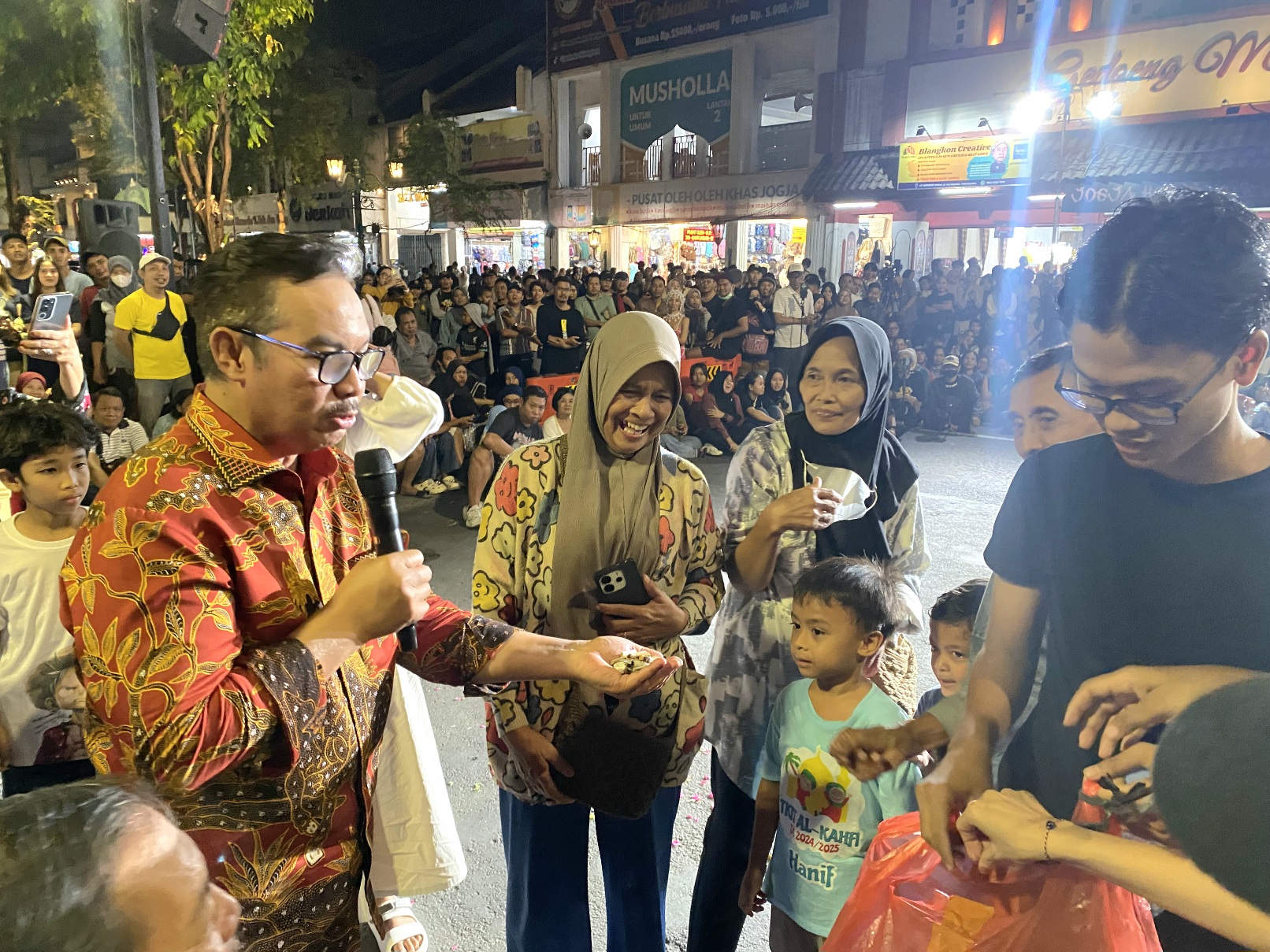 Unik, Ada Lomba Cari Puntung Rokok di Acara Selasa Wagen Malioboro