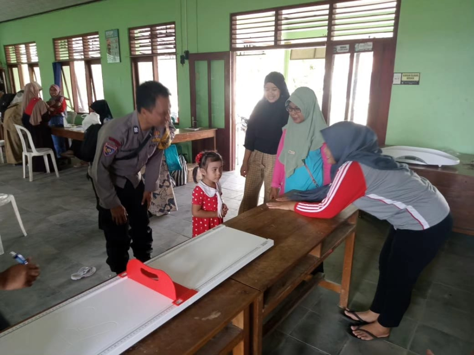 Jaga Rasa Aman, Bhabinkamtibmas Janten Sambangi Posyandu di Balai Kelurahan