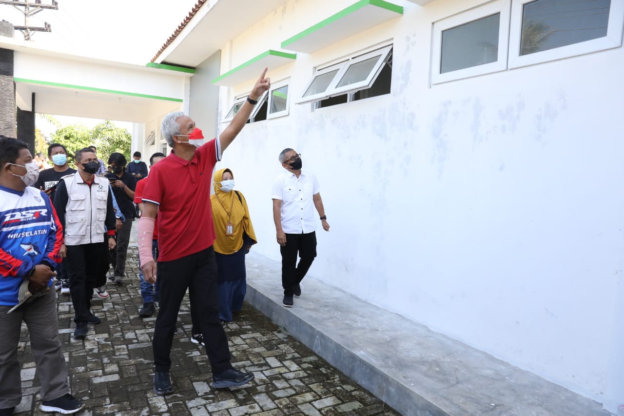 Ganjar Sidak Bangunan Puskesmas Cilacap, Ini Temuannya!