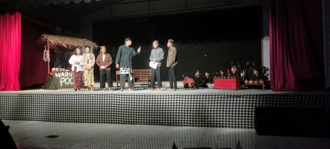 Pagelaran Seni Tradisional di Gedung Rakyat Slawi, FK Metra Beri Pesan Pemilu Damai