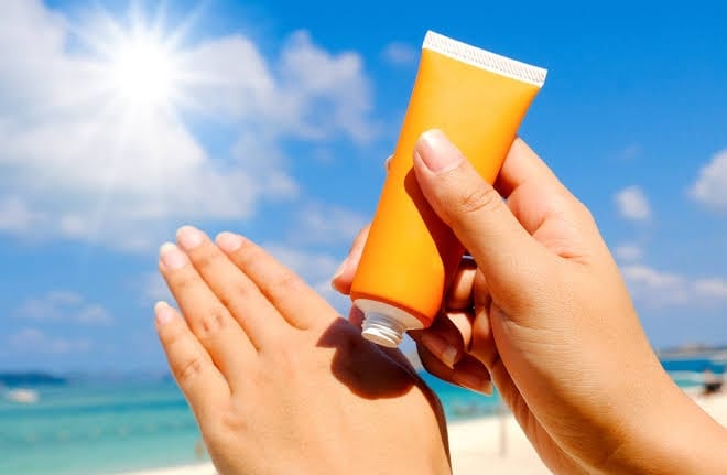 Apa Saja Manfaat Sunscreen Selain Melindungi Kulit Wajah dari Paparan Sinar UV? Yuk Simak 9 Manfaatnya Disini!