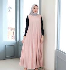Simak Inspirasi OOTD Hijab Dengan Gamis Plisket Yang Anggun Dan Elegan, Bikin Tampilanmu Lebih Percaya Diri