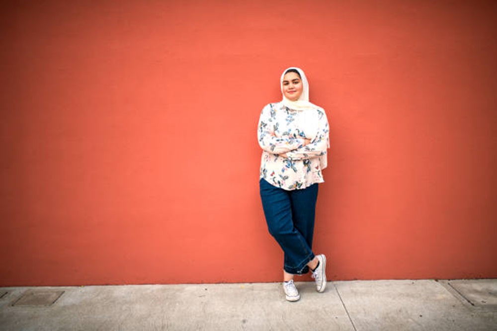 Punya Tubuh Pendek Berisi? Ikuti Tips OOTD Hijab Ini Agar Tampilan Tetap Fashionable