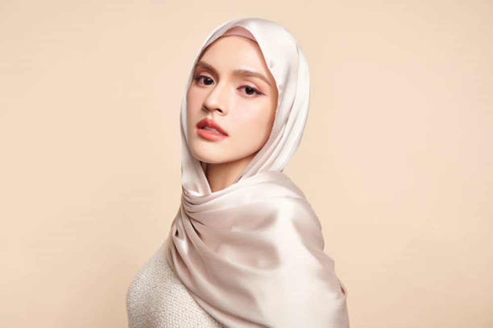 Tidak Hanya Hitam, Ini 7 Warna Hijab Netral Lainnya yang Wajib Dimiliki Hijabers