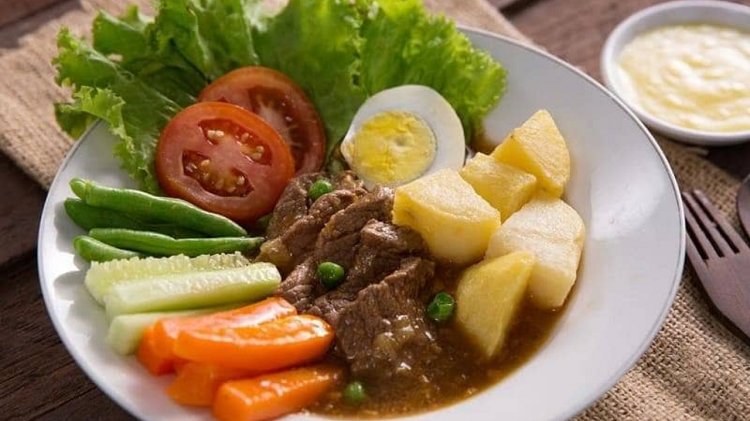 Berikut Ulasan Mendalam Lokasi Terbaik untuk Menikmati Selat Solo bersama Keluarga