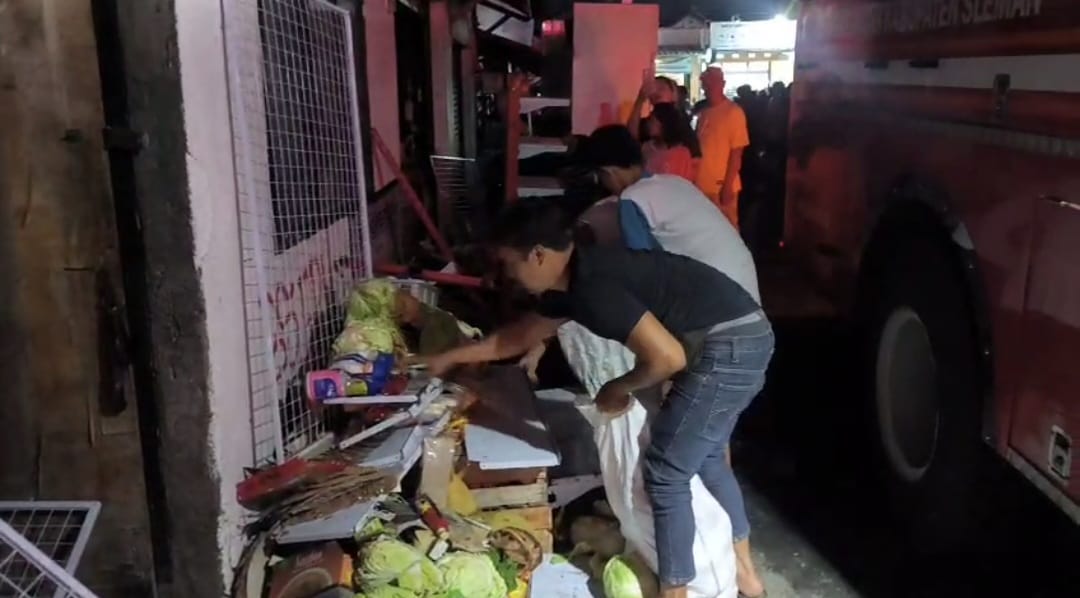 Gara-Gara Api di Belakang Toko Sayur, Lempongsari Gempar