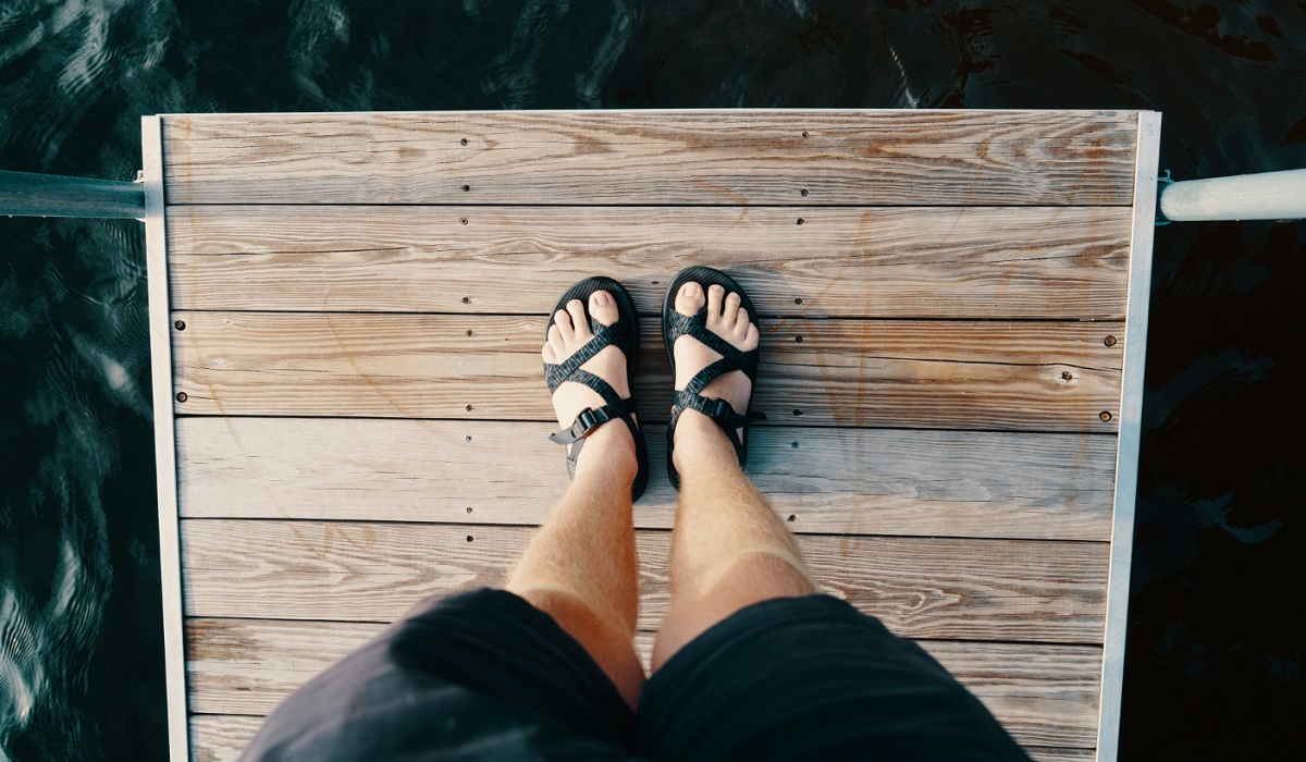 7 Rekomendasi Sandal Kulit Pria Terbaik yang Punya Tampilan Sporty dan Modern, Cek Disini