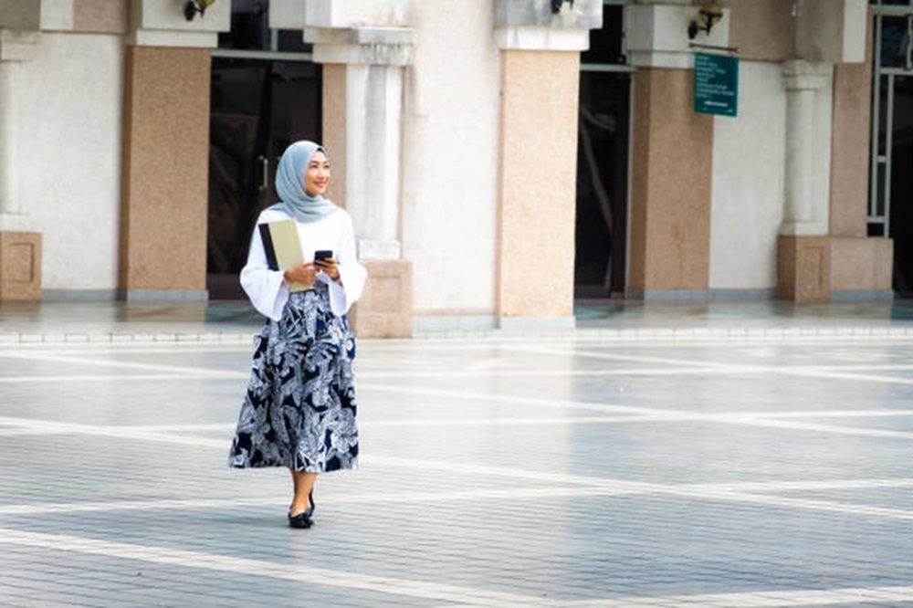 Kreasi Tampil Stylish dengan OOTD Hijab Rok Midi, Bisa Bantu Tampilan Terlihat Lebih Tinggi 