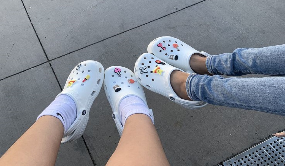 6 Inspirasi OOTD Sepatu Crocs yang Simpel dan Stylish, Simak Daftar Lengkapnya Disini