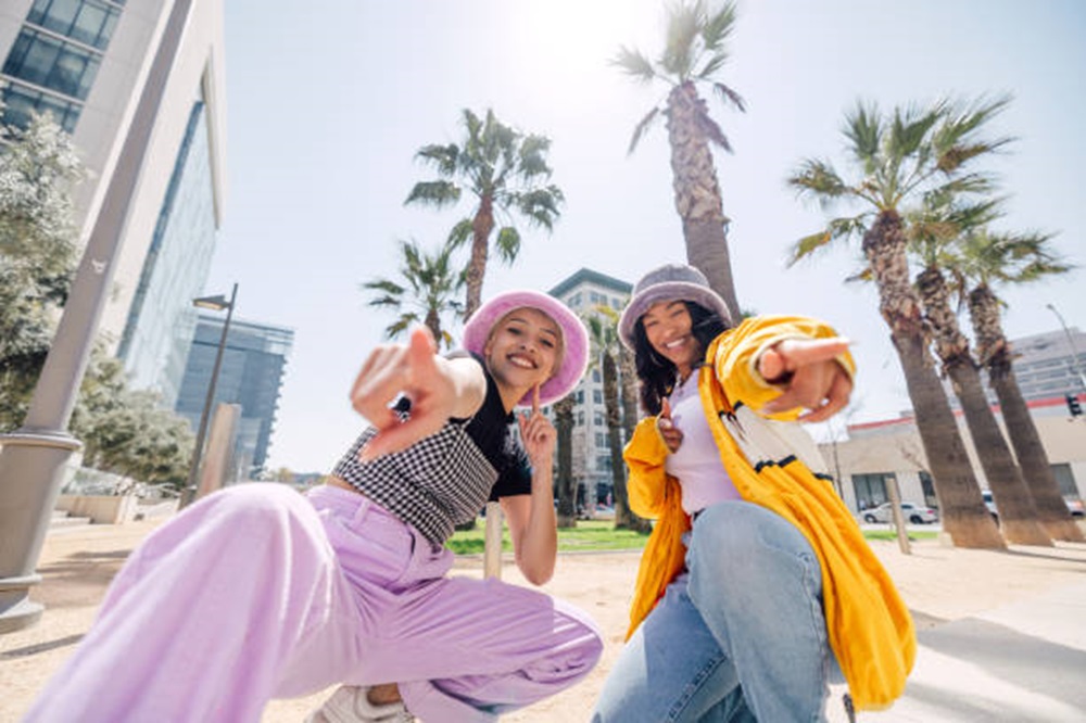 Stylish dan Berkelas, Inilah 5 Inspirasi Outfit 90-an yang Cocok untuk Tren Tahun 2025