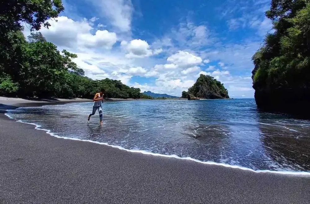 Deretan Wisata Pantai Pasir Hitam di Indonesia, Tawarkan Keindahan Unik dan Eksotis yang Patut Disambangi
