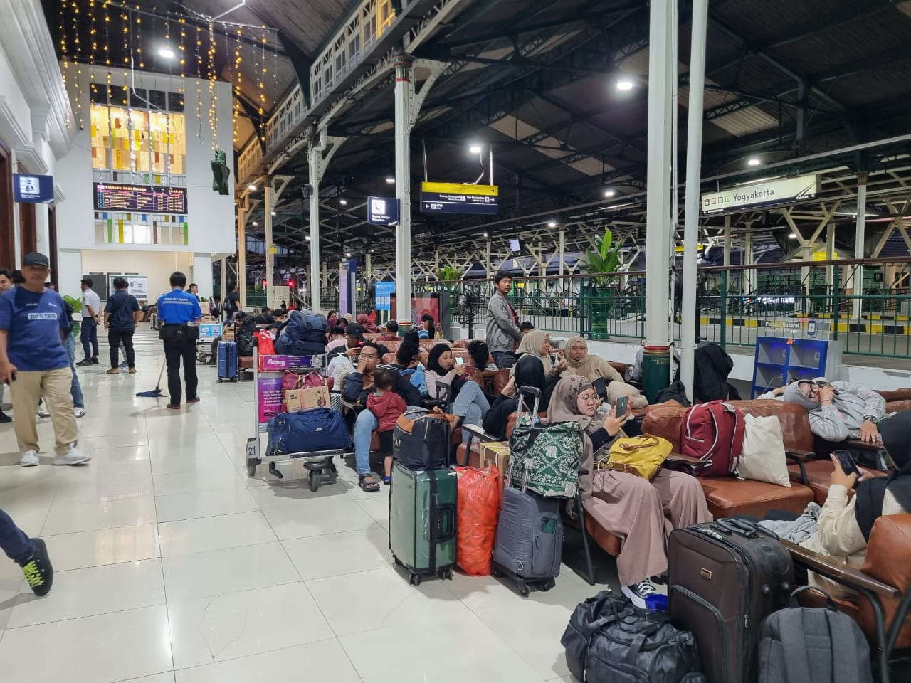 Awal Tahun 2025 Penumpang KA Masih Tinggi, Stasiun Yogyakarta Beri Fasilitas Pembersih Sepatu Elektrik