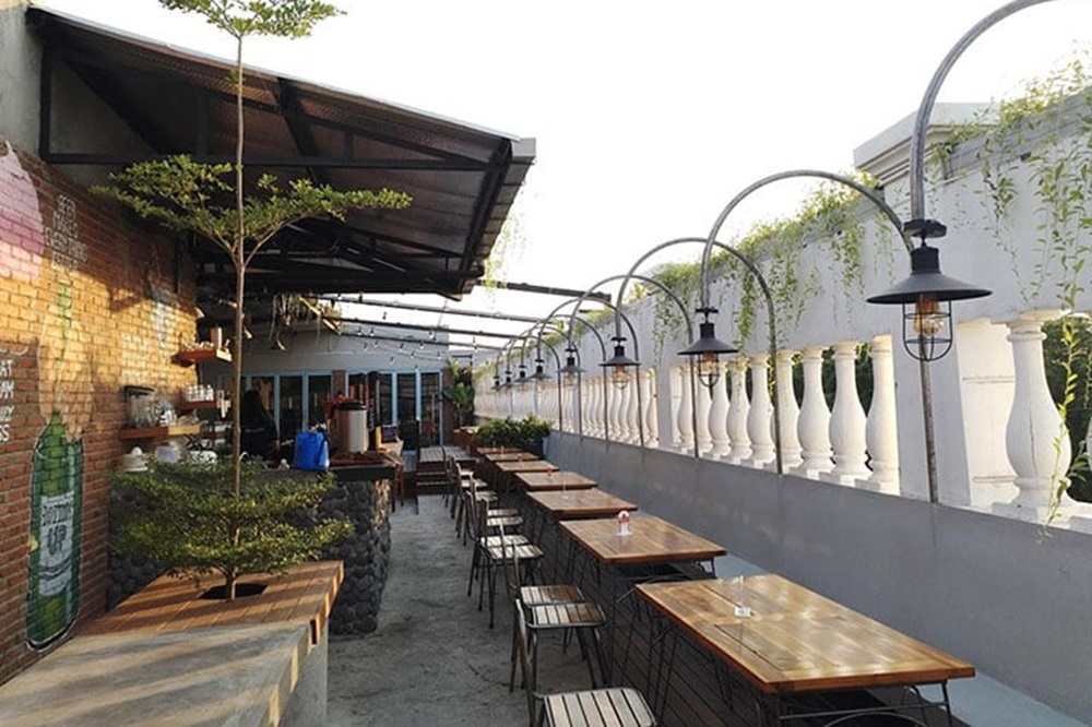 Rekomendasi Cafe Rooftop Surabaya, Sajikan Pemandangan Cantik dan Instagramable