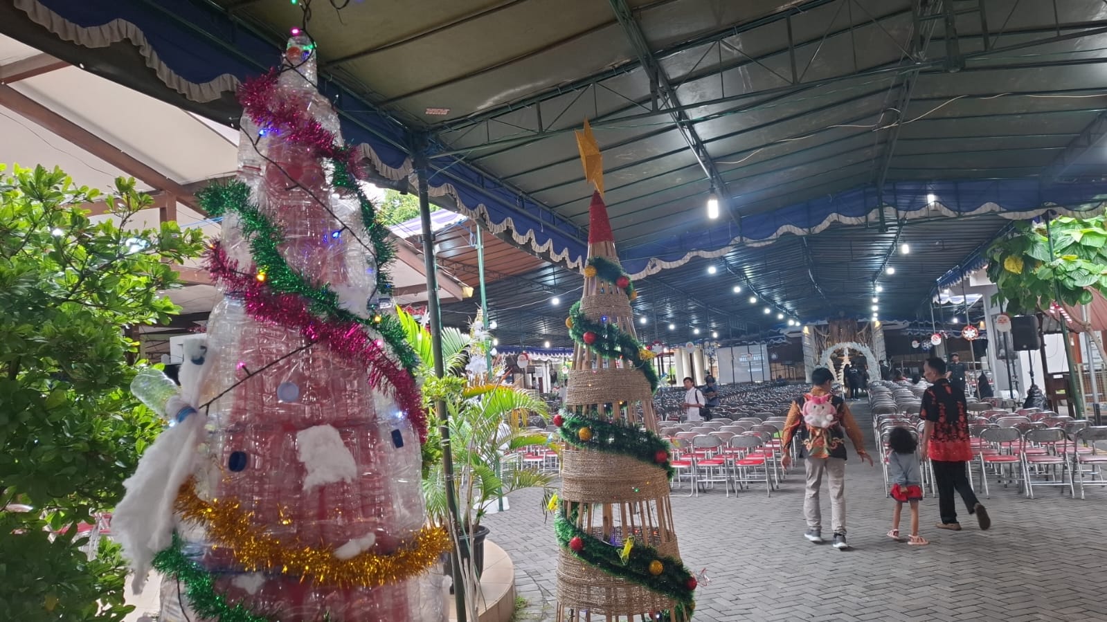 Pohon Natal Daur Ulang Warnai Perayaan Natal di Gereja Baciro