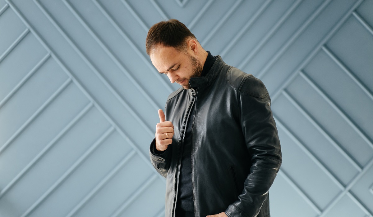 Maksimalkan Potensi Fashion, Simak 7 Ide Paduan Styling Outfit Jaket Kulit Pria yang Modis dan Keren