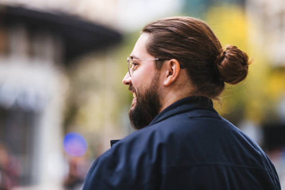 Inspirasi Model Rambut Panjang Pria Diikat, Bikin Tampak Keren dan Makin Stylish