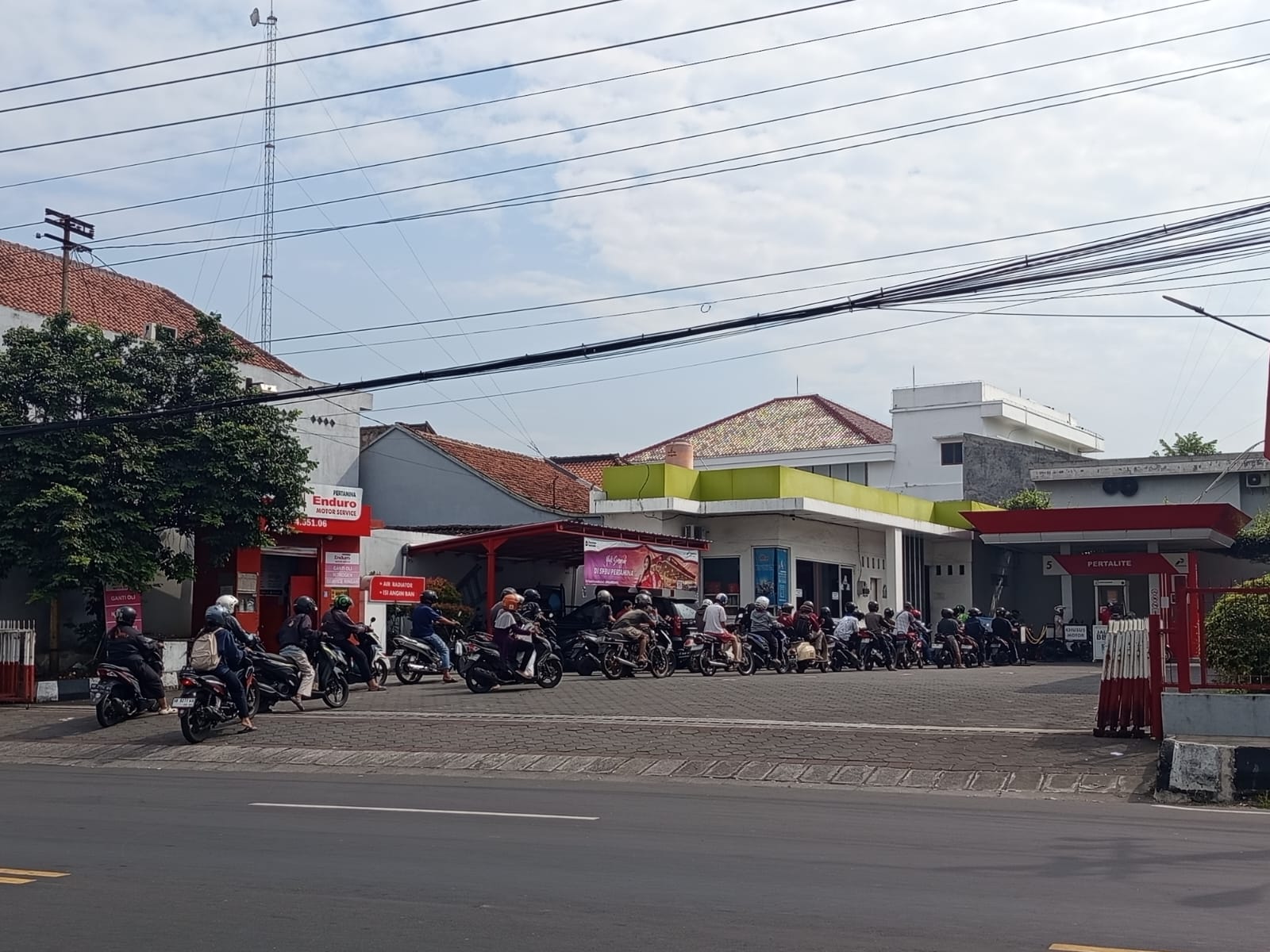 Efek Domino Kenaikan Pertamax, Antrean Pertalite Mengular di SPBU