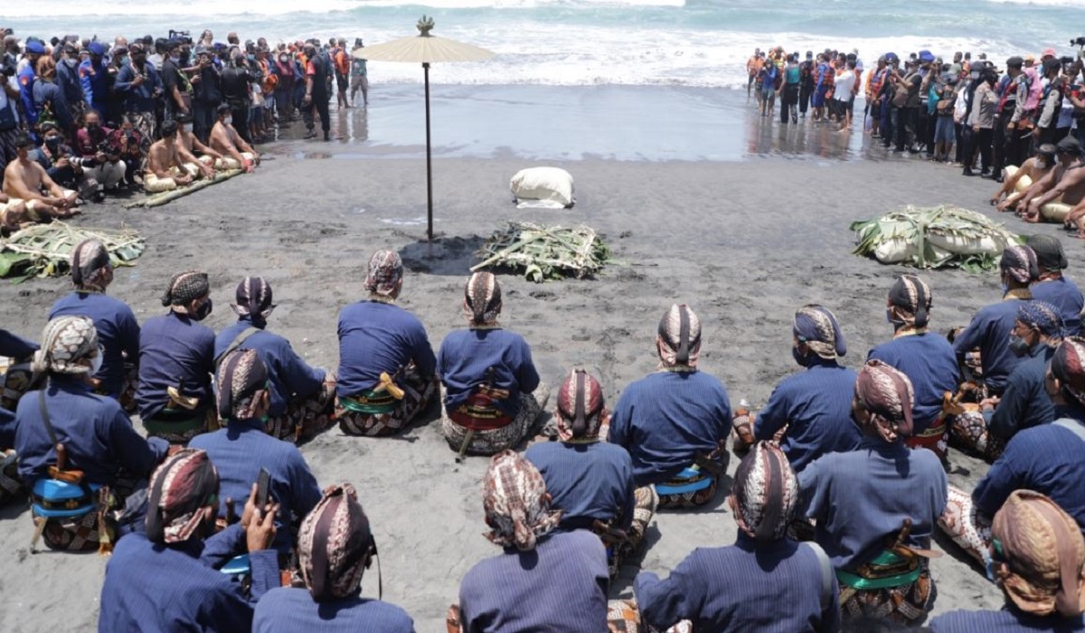 Disambut Antusias oleh Wisatawan Asing, Upacara Labuhan Keraton Yogyakarta Sukses Digelar!