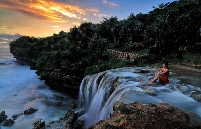 Sensasi Air Terjun Jatuh ke Laut, Wisata Terbaru 2024 Pantai Jogan Yogyakarta