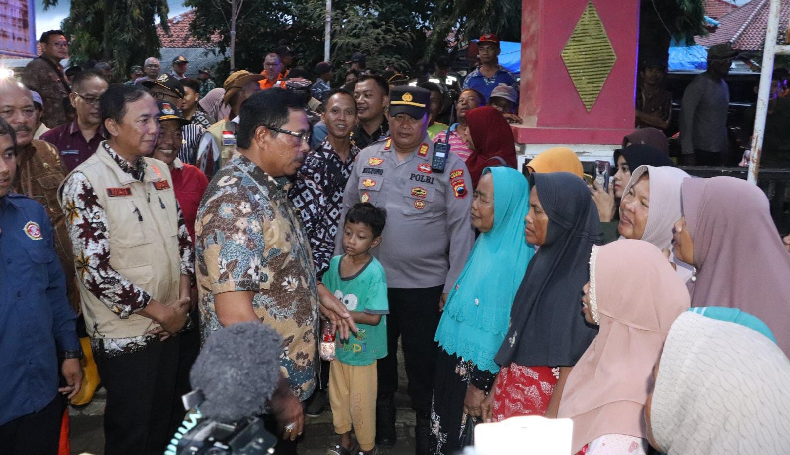 Pj Gubernur Jateng Meninjau Banjir Brebes, 500 Orang Pengungsi Keluhkan Sakit dan Gatal