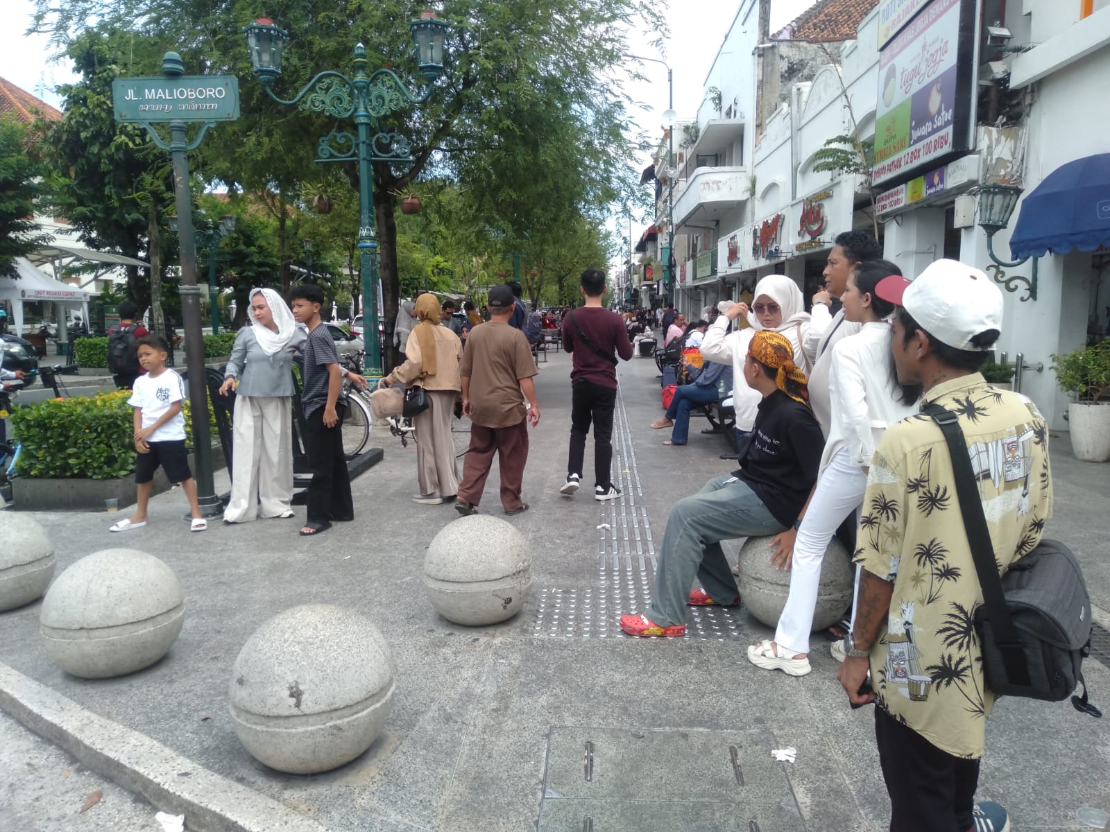 Wisatawan Membludak di Malioboro H+1 Lebaran, Arus Lalu Lintas Padat Merayap
