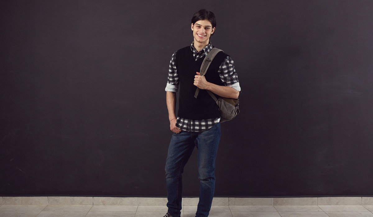 5 Ide Outfit Terbaik Pria untuk Pergi ke Kampus, Penampilan Makin Kece dan Jadi Pusat Perhatian
