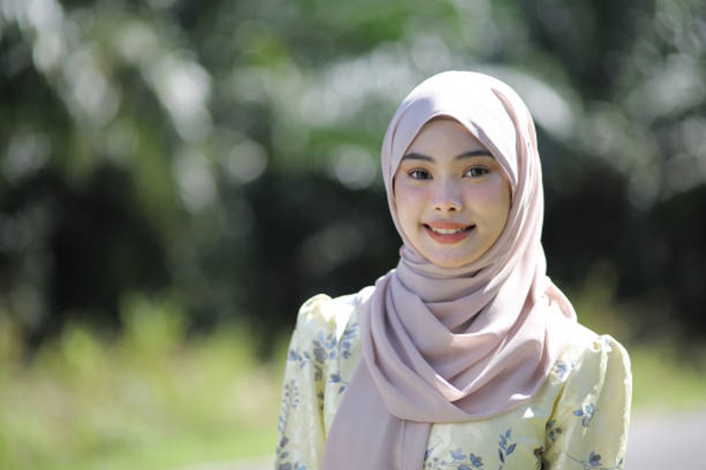 Kamu Wajib Punya, Ini 8 Warna Hijab Netral yang Cocok untuk Semua Baju
