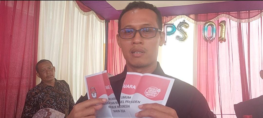 Histeris, Pemilih Melihat Surat Suara Sudah Tercoblos di TPS 01 Desa Lemahduwur Adiwerna Tegal