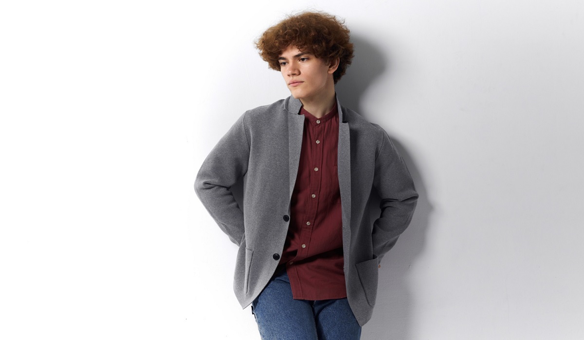 Tampil Trendi dan Rapi, Simak 5 Ide Gaya Busana Warna Abu Pria Terbaik Tahun 2025, Cek Disini